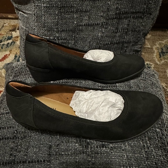 Cobb Hill by New Balance Women's Classic Black Loafers - Picture 3 of 8